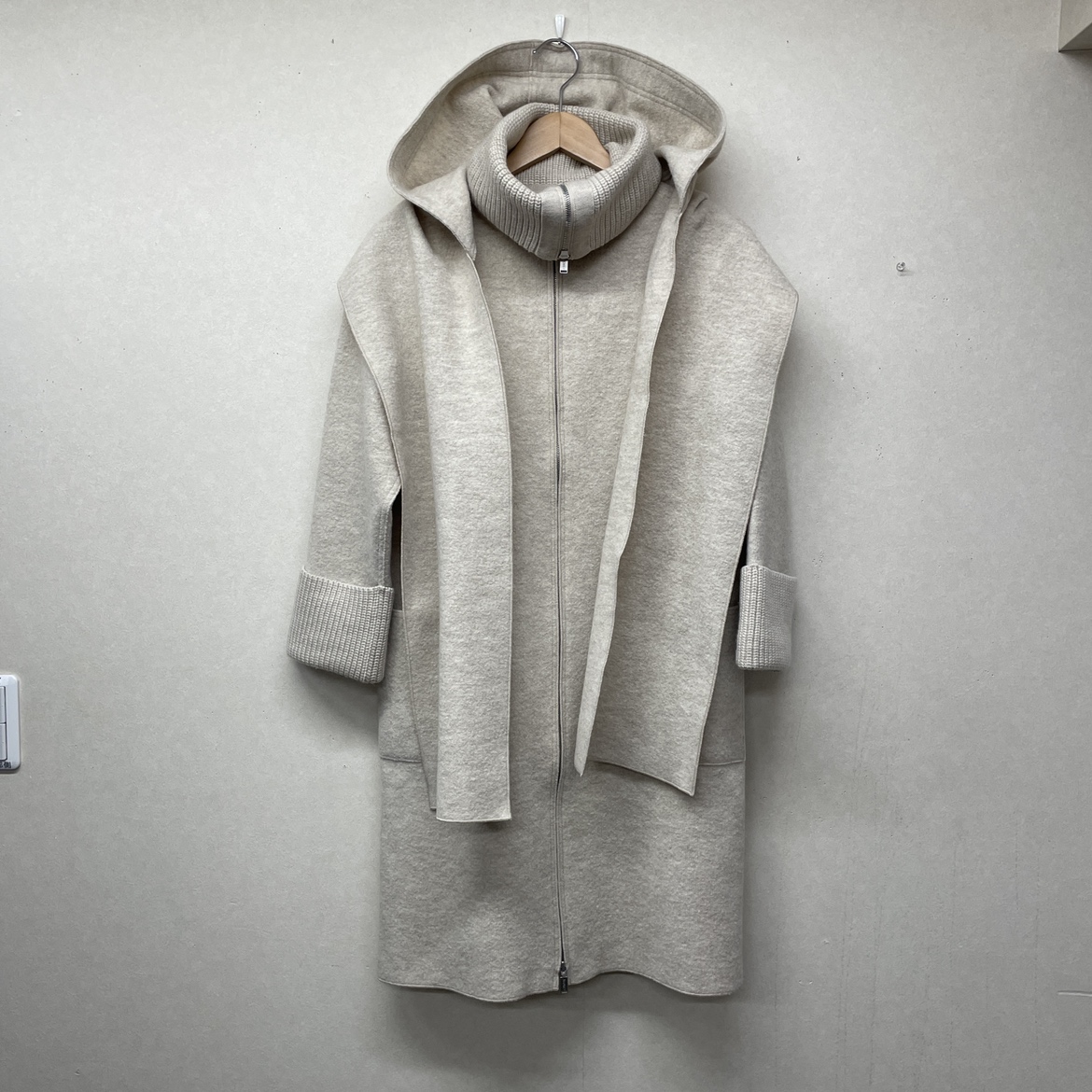 広尾店でフォクシーの43172、KNIT COAT HOODIE CONSCIOUS、フード