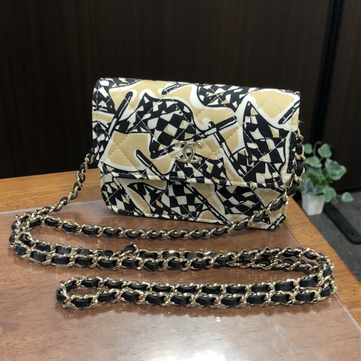 美品　CHANEL チェーン付きフィギュア&パラパラ漫画　新品未使用　非売品 心斎橋店にて、シャネルの2022年度イヤーエンドギフト品のF1フラッグ柄
