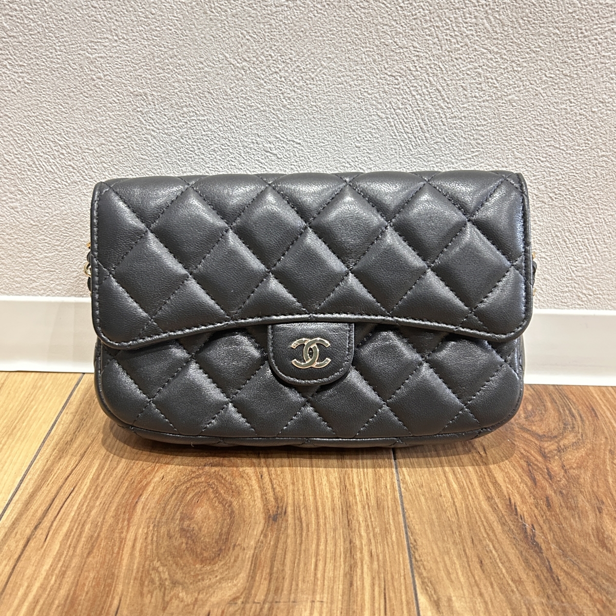 浜松入野店でシャネルのラムスキン、マトラッセのフラップフォンケース