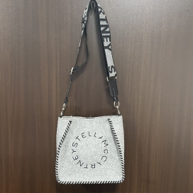 ステラマッカートニーの557906 W8590 ステラロゴ刺繍 フェルト クロスボディバッグ・ショルダーバッグの買取実績です。