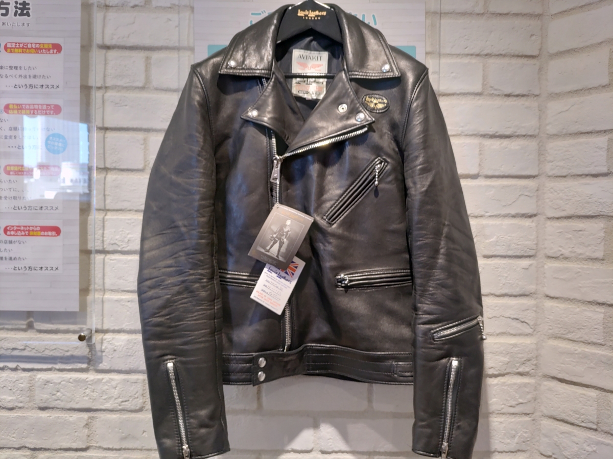 新宿店で、ルイスレザーのシープスキンレザーを採用した定番モデルの
