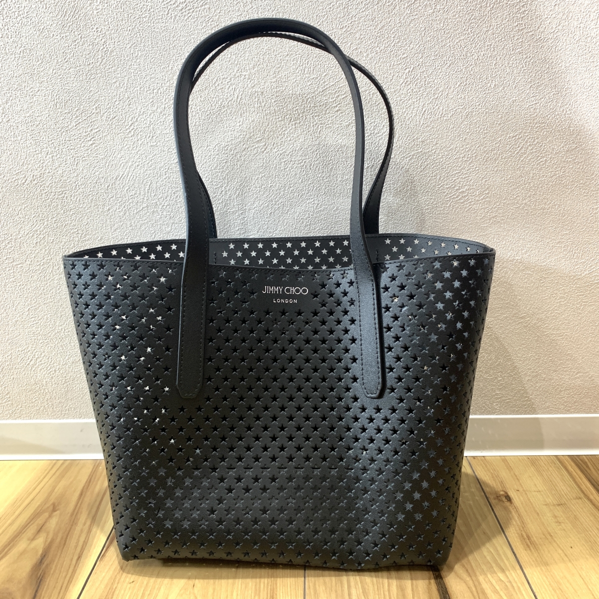 浜松入野店で、ジミーチュウのスターカットデザインのレザートートを 