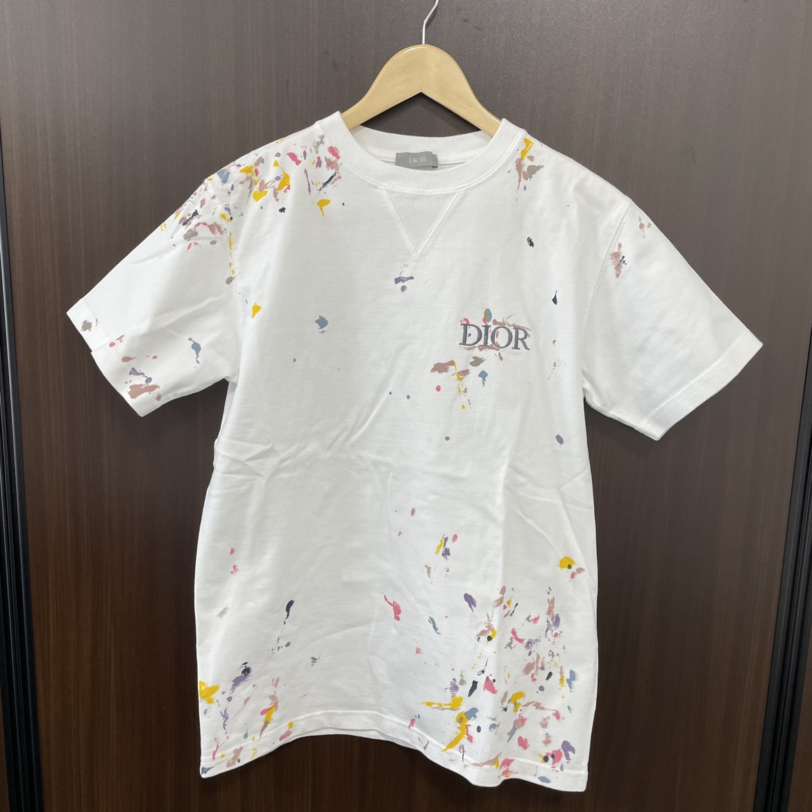 希少レア　Dior ノースリーブシャツ　白　ペイント　38　ディオールオム 心斎橋店で、ディオールオムの21SSのホワイトのペイント加工ロゴのT