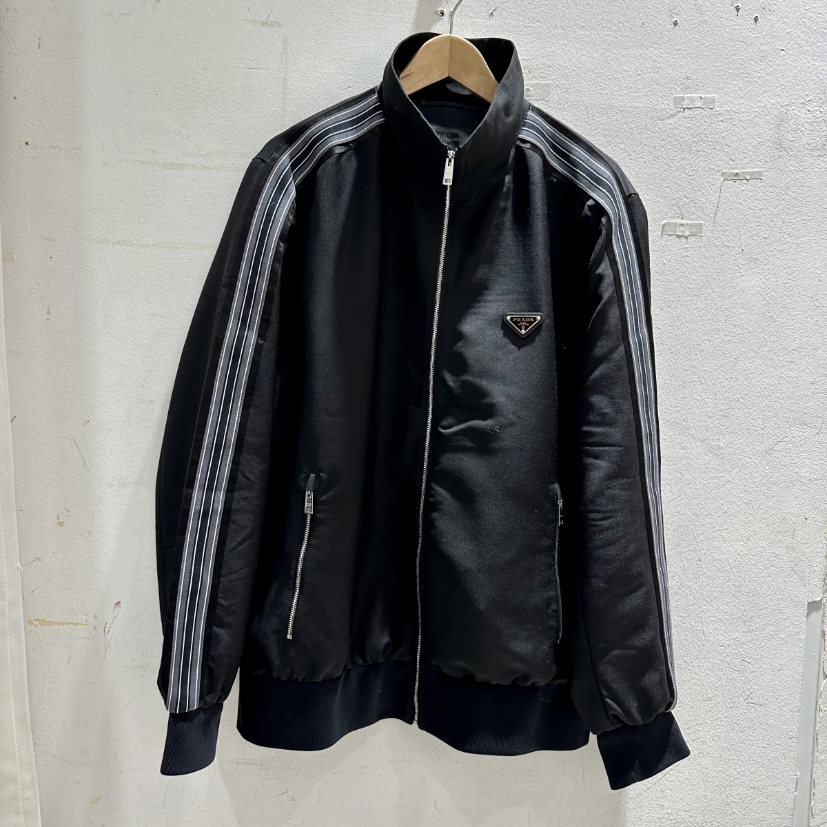 PRADA トラックジャケット 渋谷でプラダ買取。トラックジャケット、SGC199_G54_F0002_S_231を買取