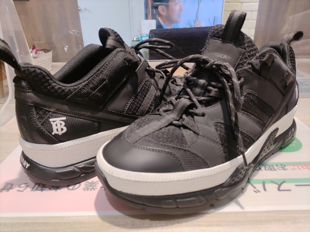 新宿店で、バーバリーの人気スニーカーのユニオン、8013390を買取しま 