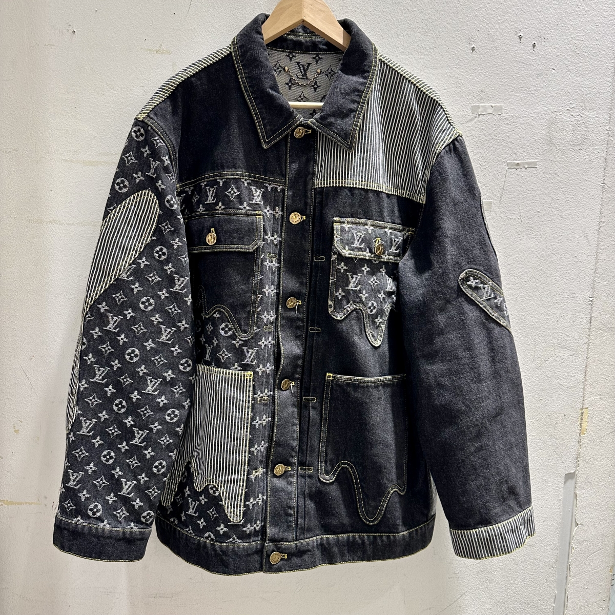 渋谷店で、ルイヴィトンとNIGOのコラボジャケット、1A9K66、モノグラム 