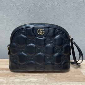 グッチのGGマトラッセ レザースモールバッグ ブラック 702229の買取実績です。