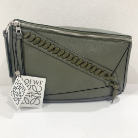 ロエベのカーフスキン パズルスリングボディバッグ 324.12.T57の買取実績です。