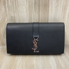 サンローランのYSLライン ラージフラップウォレット長財布 414567の買取実績です。