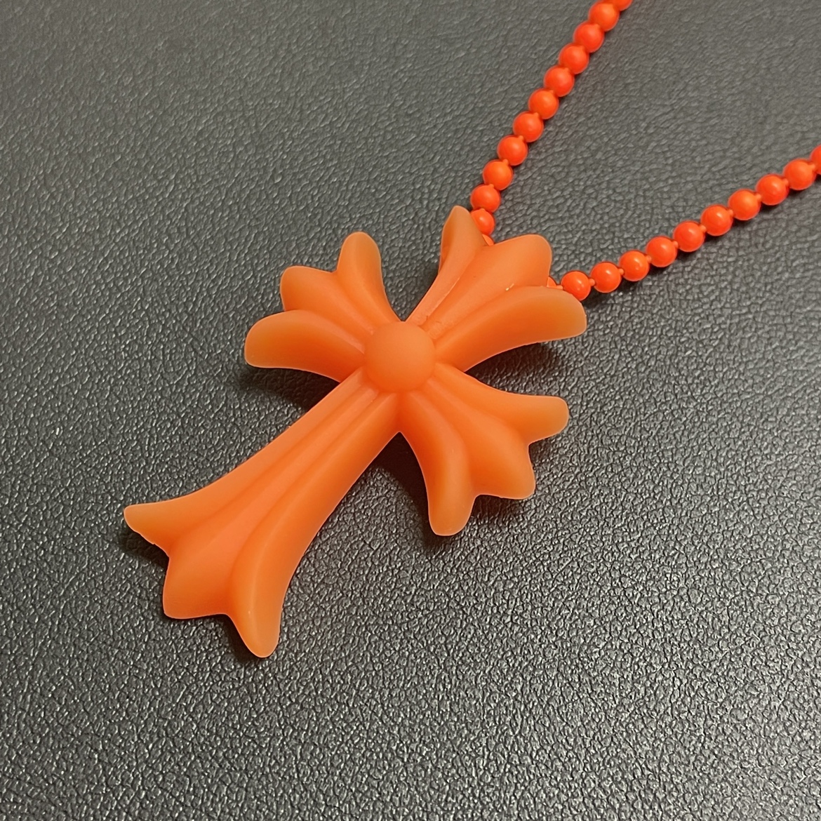 広尾でクロムハーツを買取。青山20周年記念のスモールCHクロスのラバー