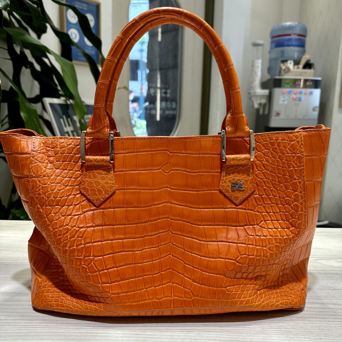 渋谷でゼルパリを買取。クロコダイル、オレンジカラーシリーズのトート 