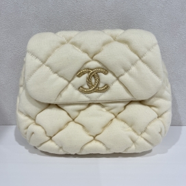 シャネルの12番台 ホワイト バブルキルト チェーン ショルダーバッグの買取実績です。