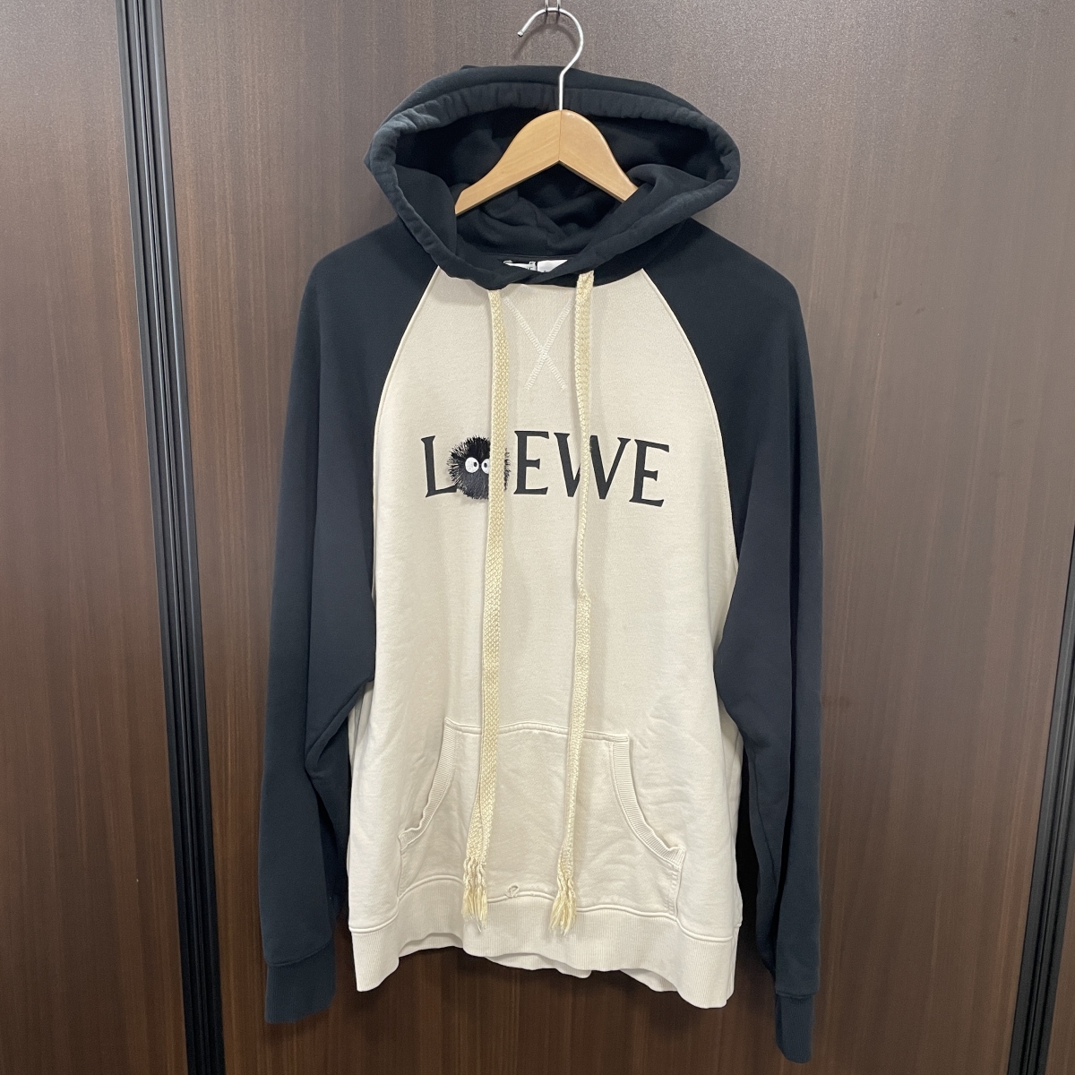 心斎橋店で、ロエベ×スタジオジブリコラボの21SSのダストバニー