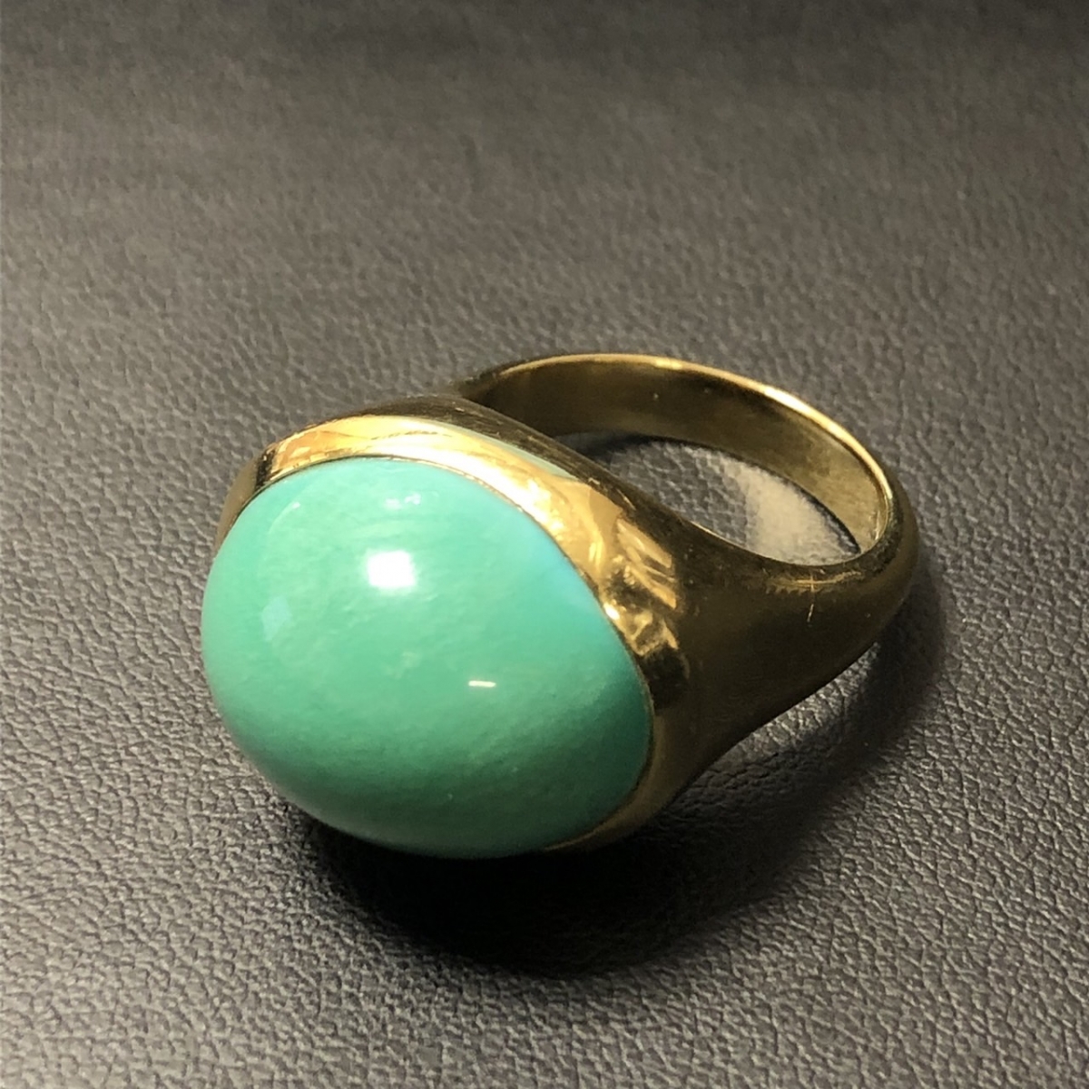 Tiffany & Co. 緑色オーバルリング 神戸三宮店にて、ティファニーのカボションカット大粒ターコイズリング