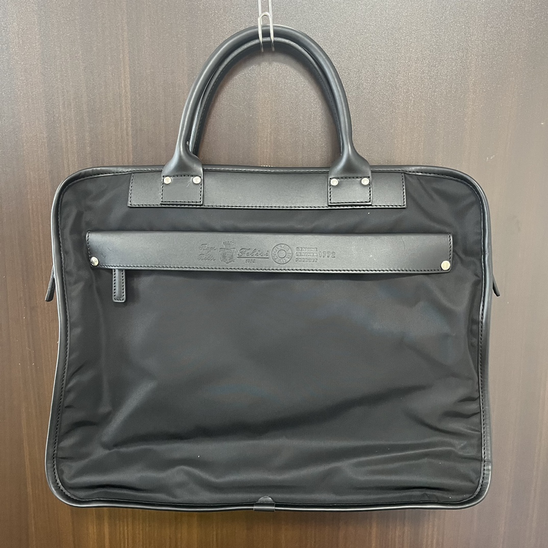 心斎橋でフェリージを買取。レザーとナイロン素材のビジネスバッグの