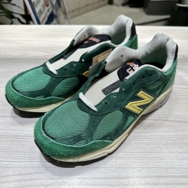ニューバランスのグリーン M990GG3 スニーカーの買取実績です。