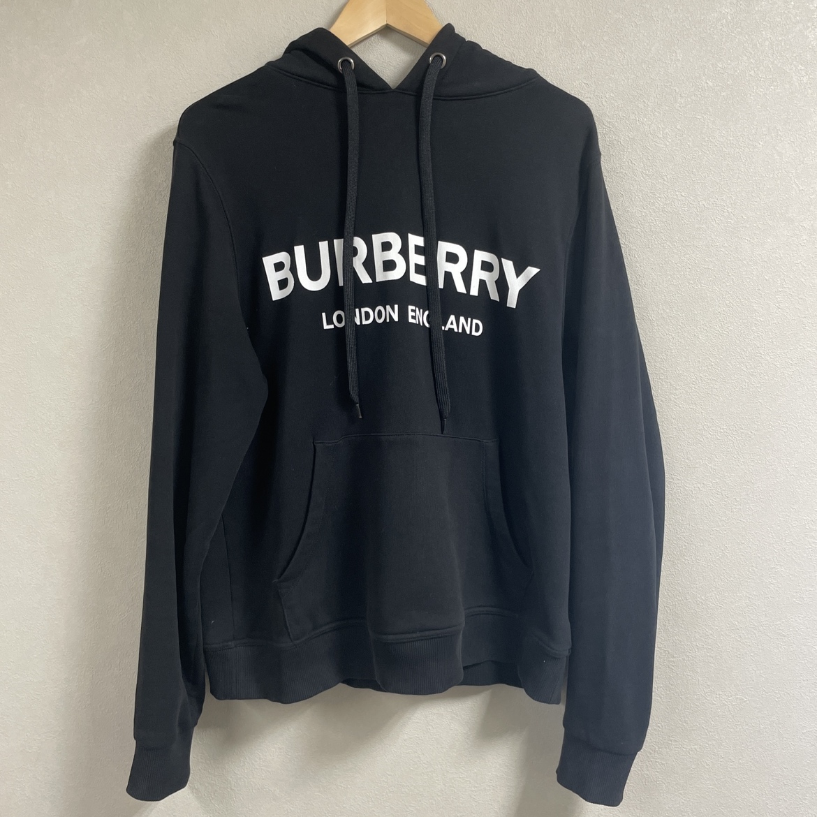 神戸三宮店でバーバリーのビックロゴのパーカーを買取しました