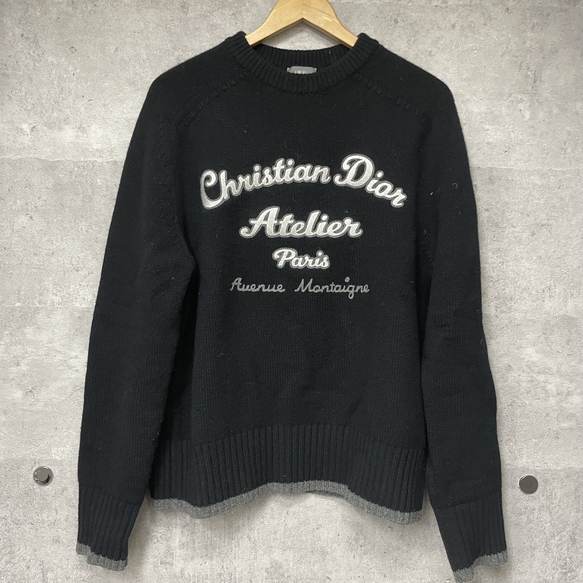 銀座本店で、22SSの213M640AT298、アトリエ刺繍クルーネックニットを