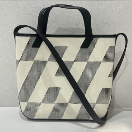 エルメスのZ刻印 ブラック×ホワイト アンビエPM レザー キャンバスの買取実績です。
