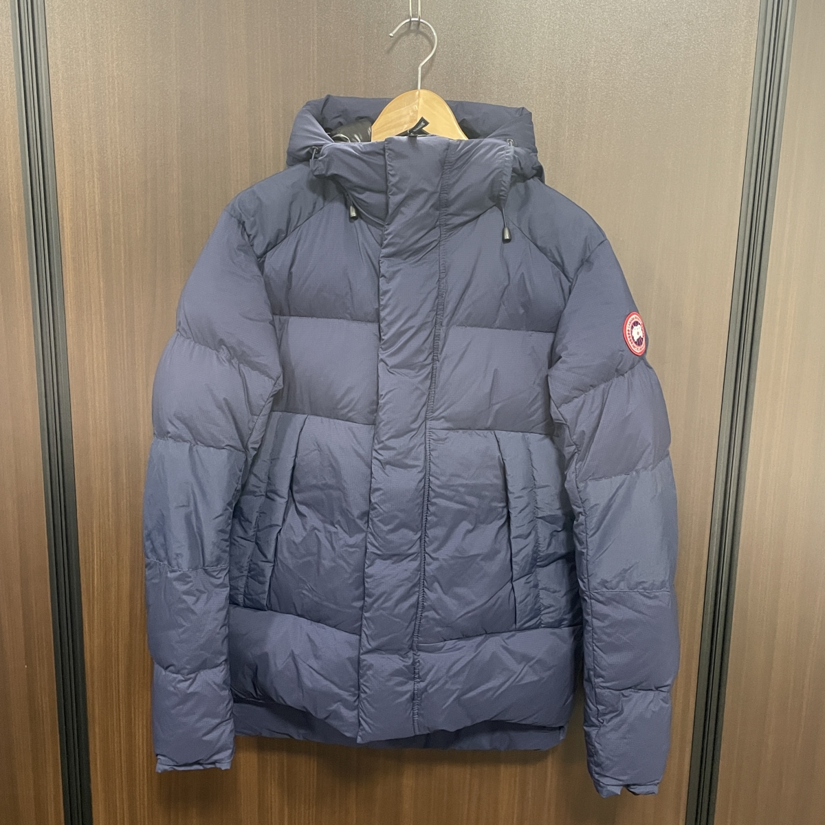 心斎橋でカナダグース買取。ネイビーのダウンジャケットの 心斎橋でカナダグース買取。ネイビーのダウンジャケットの