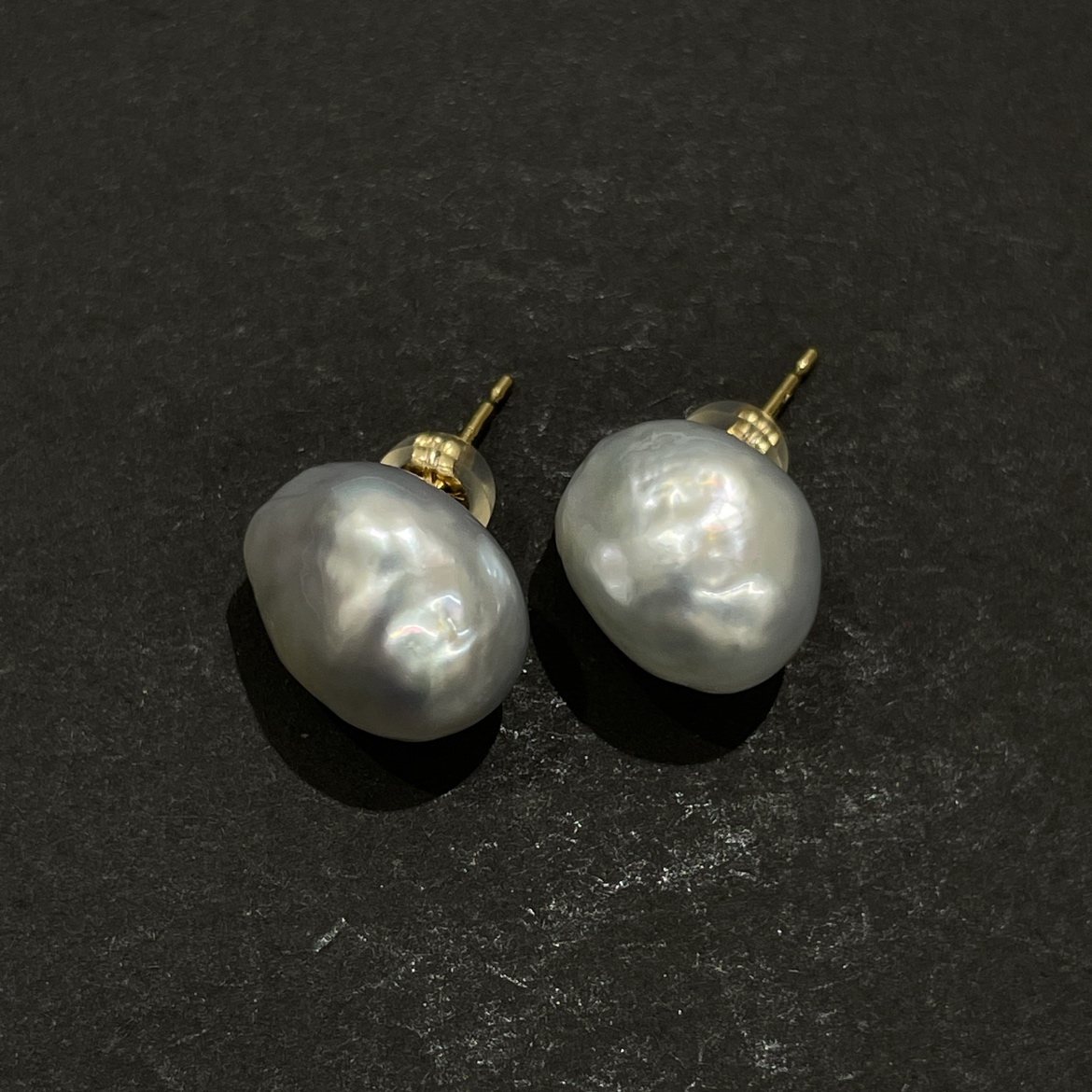 新宿店で、ボンマジックの11mmの白蝶バロックパールピアスを買取いたし