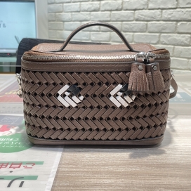 アニヤハインドマーチのNeeson Box Eyes Cross Body Capra レザーバッグの買取実績です。