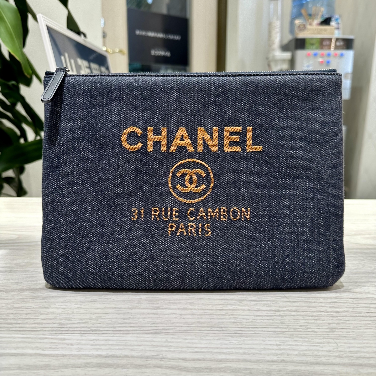 渋谷店で、シャネルのドーヴィルデニムクラッチバッグを買取ました 