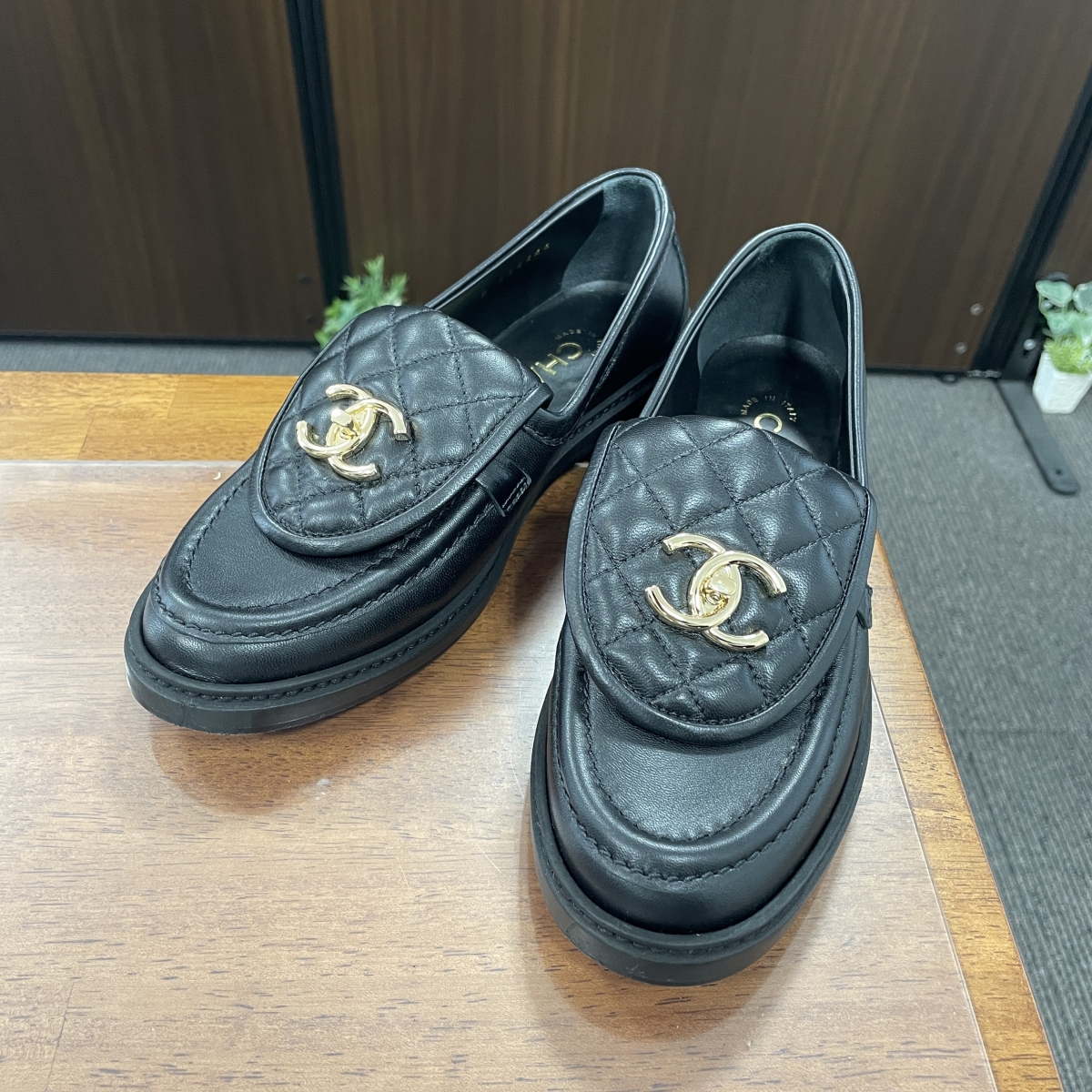 心斎橋店で、シャネルのブラックのマトラッセのターンロックローファー