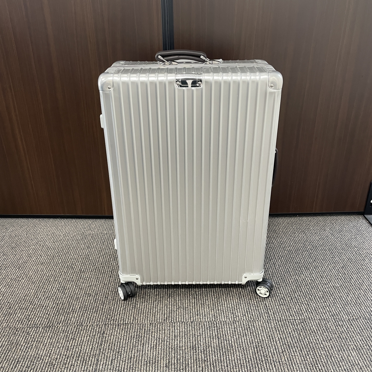 リモワを心斎橋で買取。4輪スーツケースのクラシックフライト76