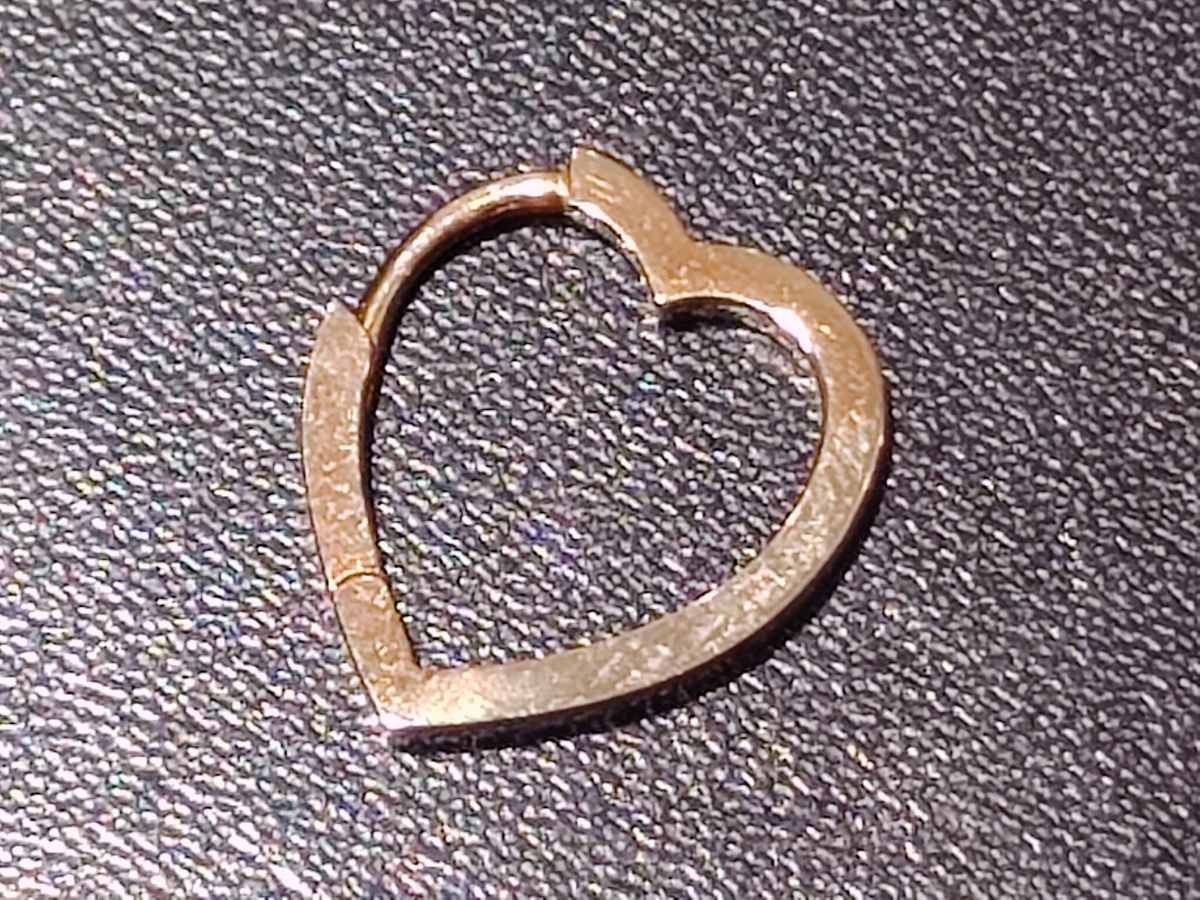 REPOSSI ハート型 ゴールドピアス