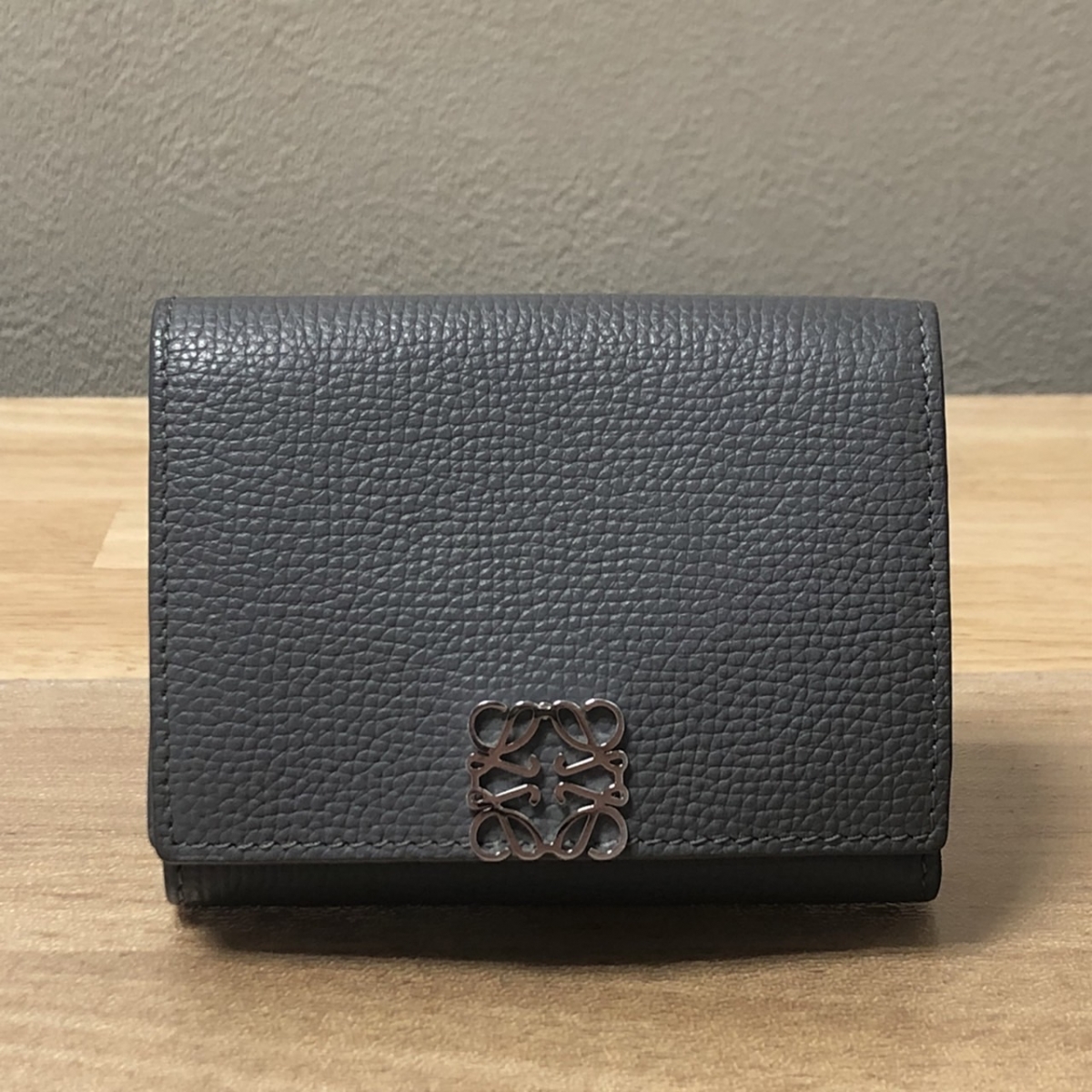 神戸三宮店にて、ロエベの3つ折り財布であるトライフォールド