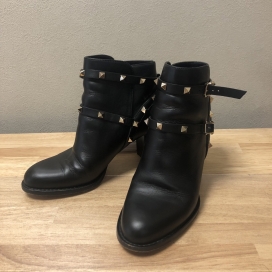 ヴァレンティノのブラック スタッズ レザーアンクルブーツの買取実績です。