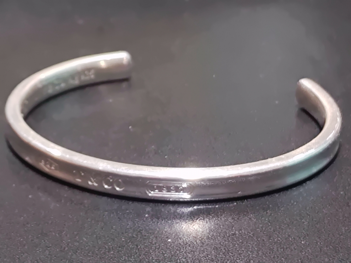 新宿店で、ティファニーの1837シリーズからシルバーのナローカフ