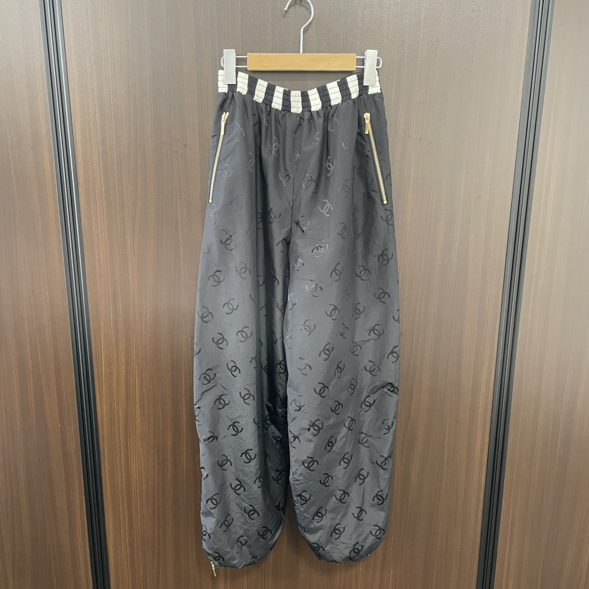 心斎橋店で、シャネルの23年クルーズコレクションのシルク素材の