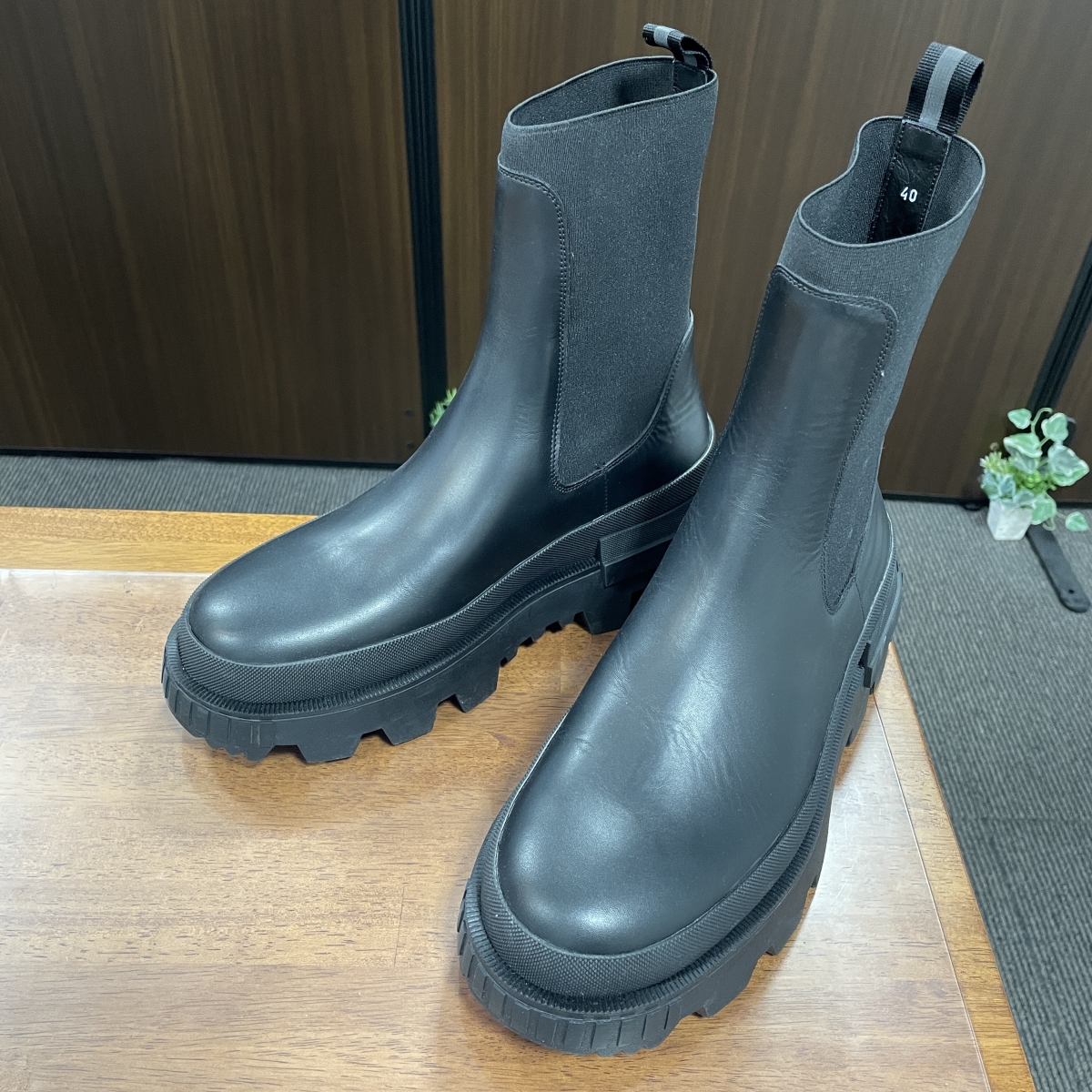 心斎橋でモンクレール買取。Neueのチェルシーブーツを買取ました