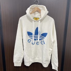 グッチの22AW アディダスコラボ ホワイト トレフォイルエンブロイダリーロゴパーカーの買取実績です。