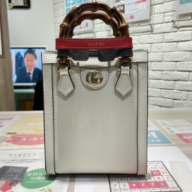 グッチのホワイト 739079 ダイアナ ミニトートバッグの買取実績です。