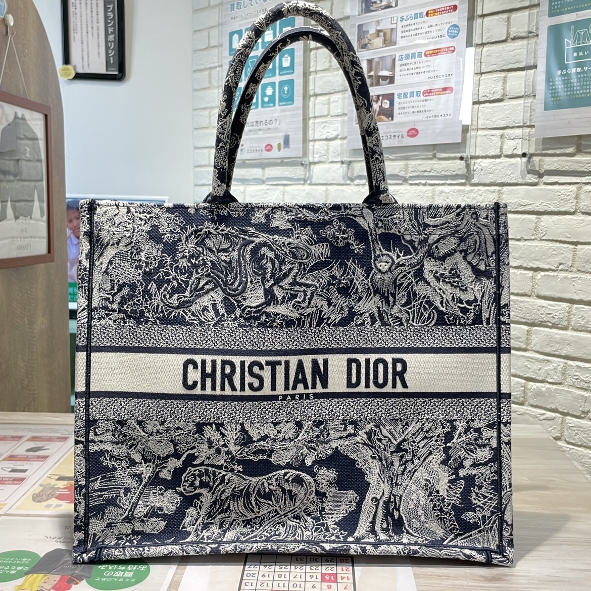 新宿店で、ディオールのリバーストワルドゥジュイエンブロイダリーの