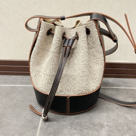 ロエベのカーフレザー×ジャガード アナグラム バルーンバッグの買取実績です。