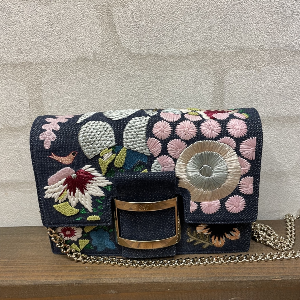銀座本店で、ロジェヴィヴィエのデニム×ラフィア刺繍のフラワーエン 