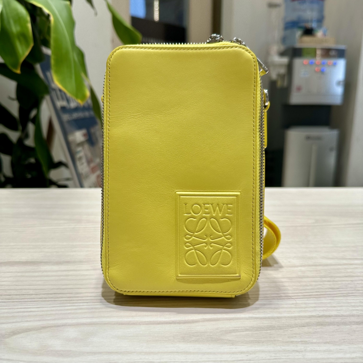渋谷店で、ロエベのバーティカルクロスボディポケットというクロス