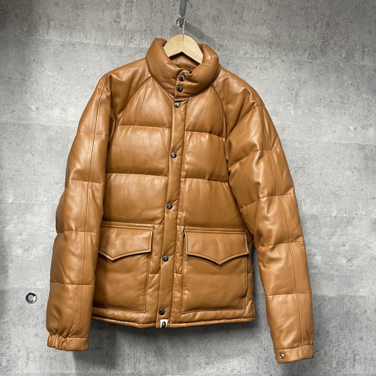 銀座本店で、アベイシングエイプのレザークラシックダウンジャケットの