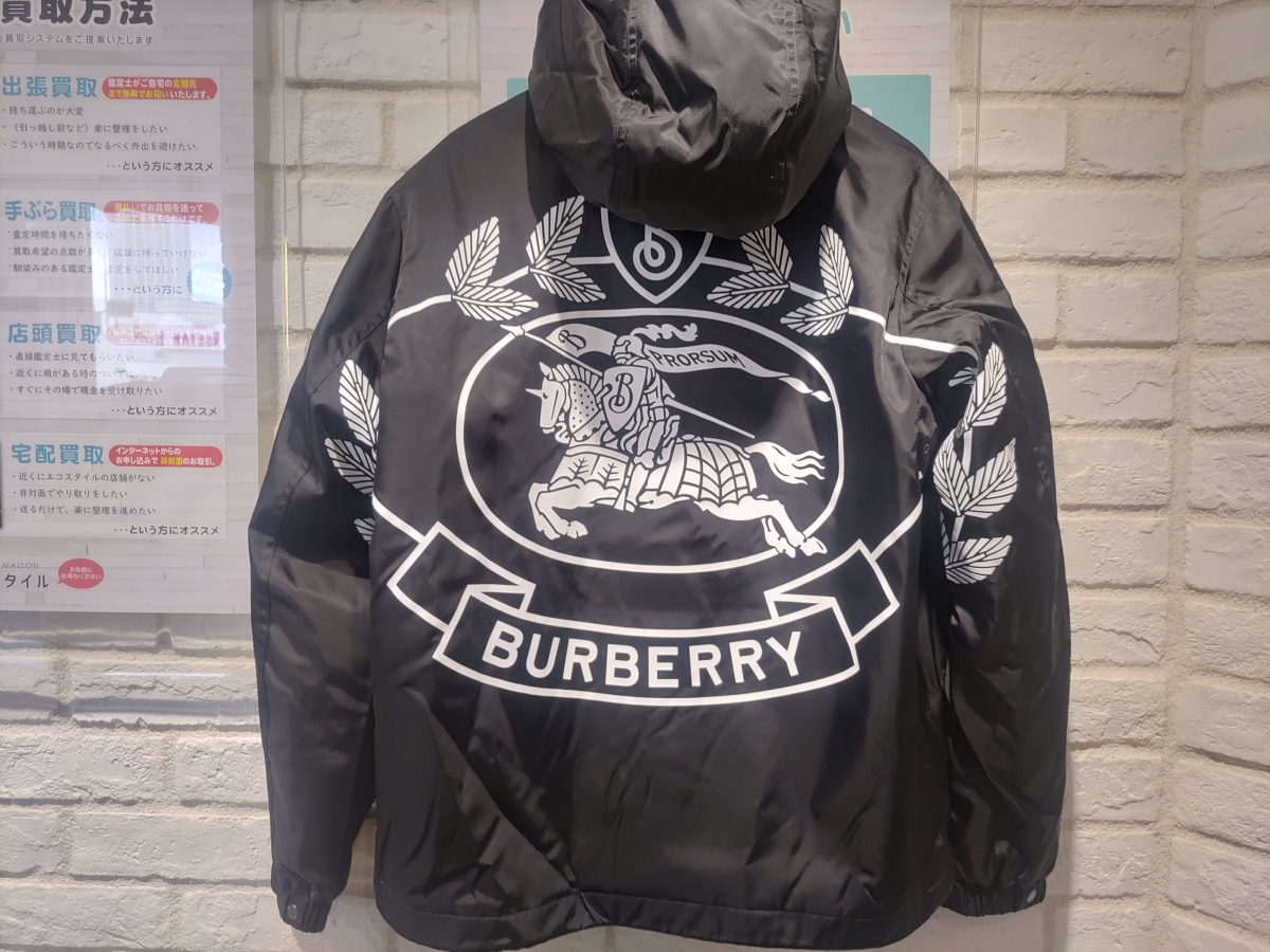 新宿でバーバリーを買取。バックにエンブレムロゴがデザインされた 