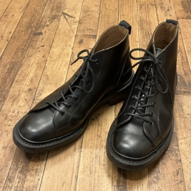 トリッカーズのカーフレザー ミッド ダイナイトソール モンキーブーツ 6077の買取実績です。