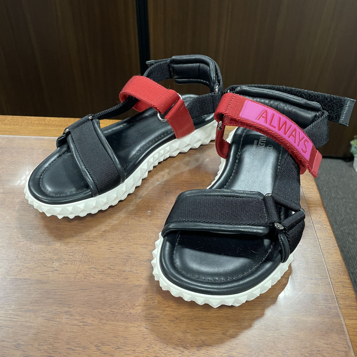 最後の価格！限界売切最終価格！ヴァレンティノガラヴァーニのサンダル 心斎橋店で、ヴァレンティノガラヴァーニのALWAYSのベルクロスポーツ