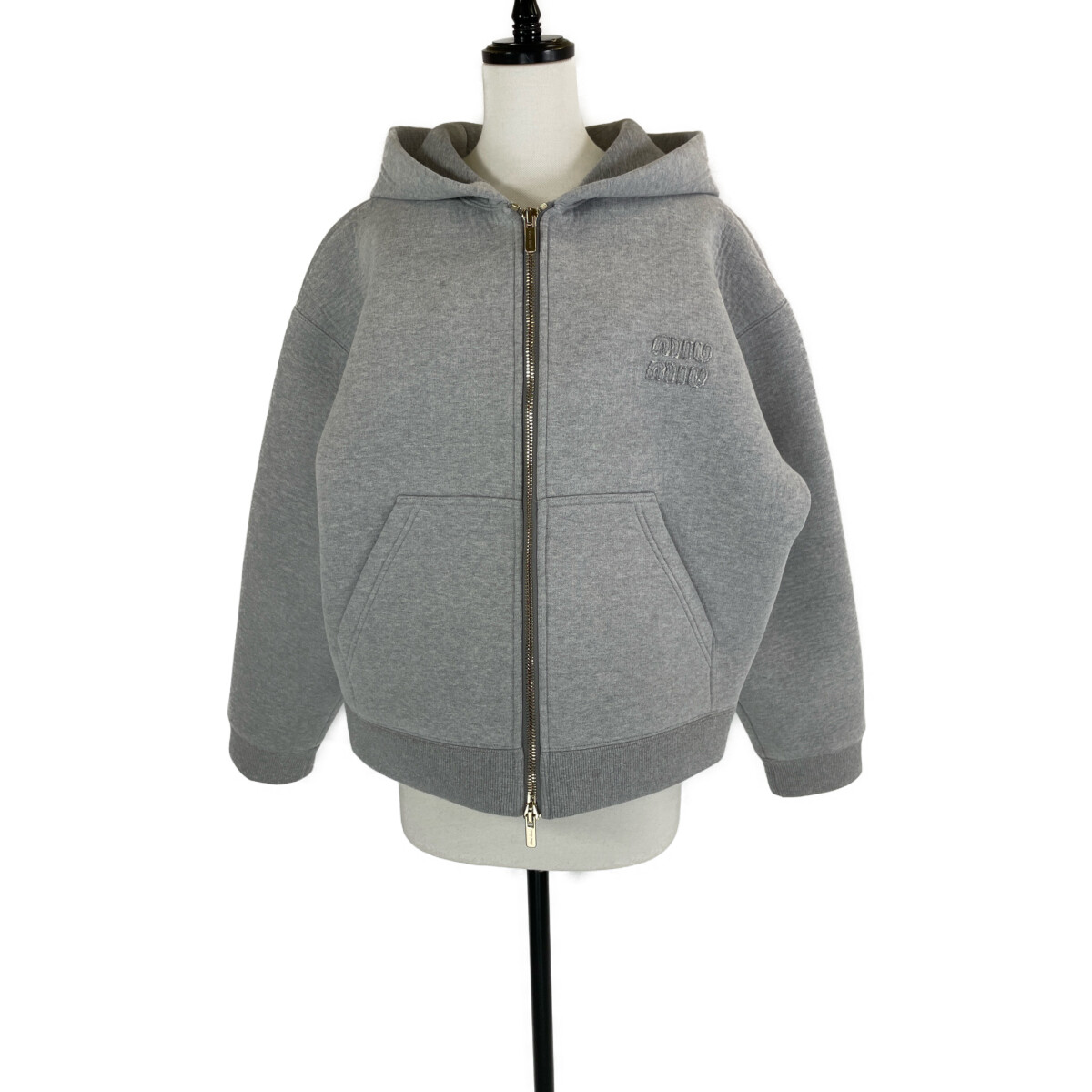 渋谷店で、ミュウミュウのMJL967 13TC、刺繍入りコットンフーディーを