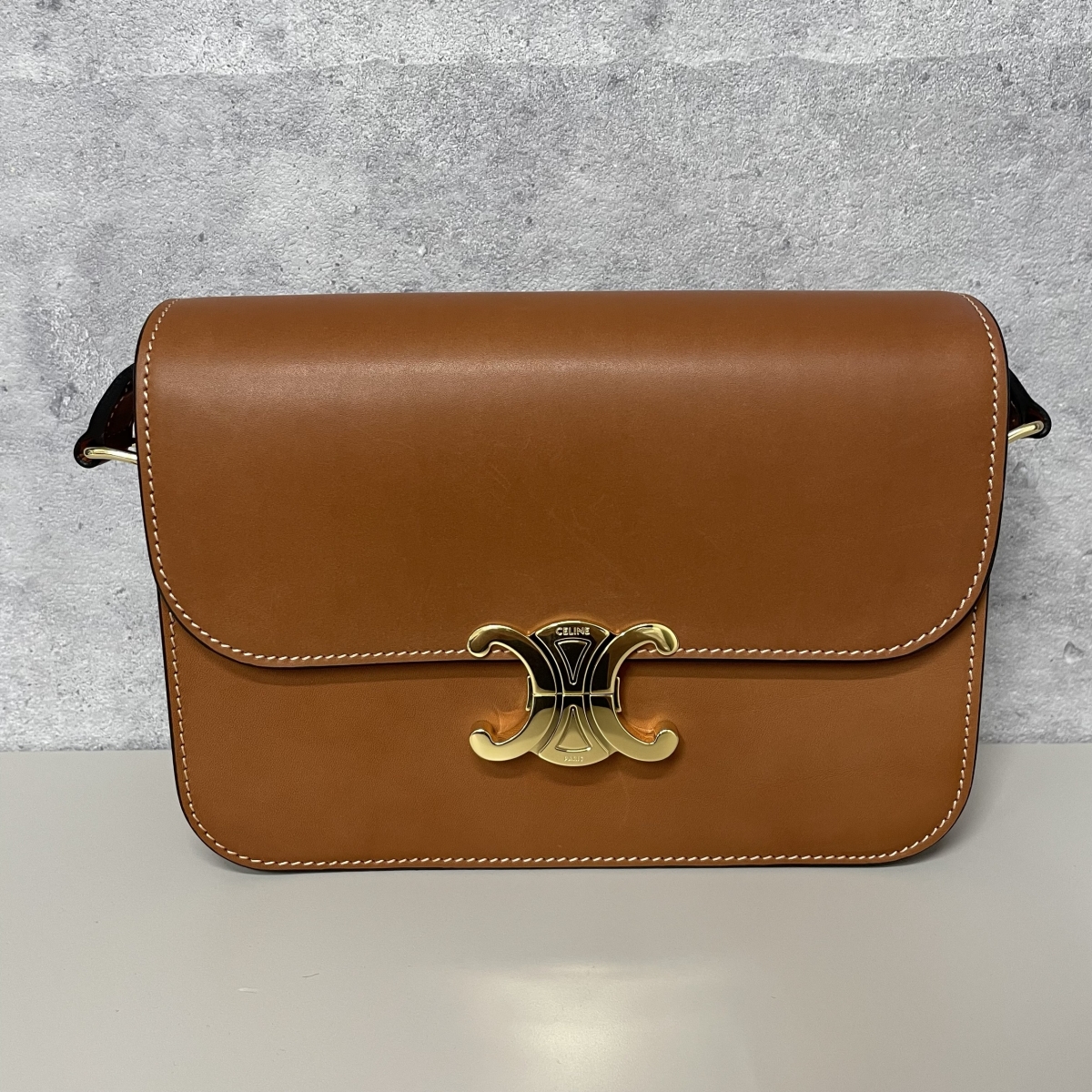 セリーヌ 新品同様 187363BFN.04LU ナチュラルカーフスキン トリオンフ クラシック ミディアム CELINE（セリーヌ） 新品同様 187363BFN.04LU ナチュラルカーフスキン