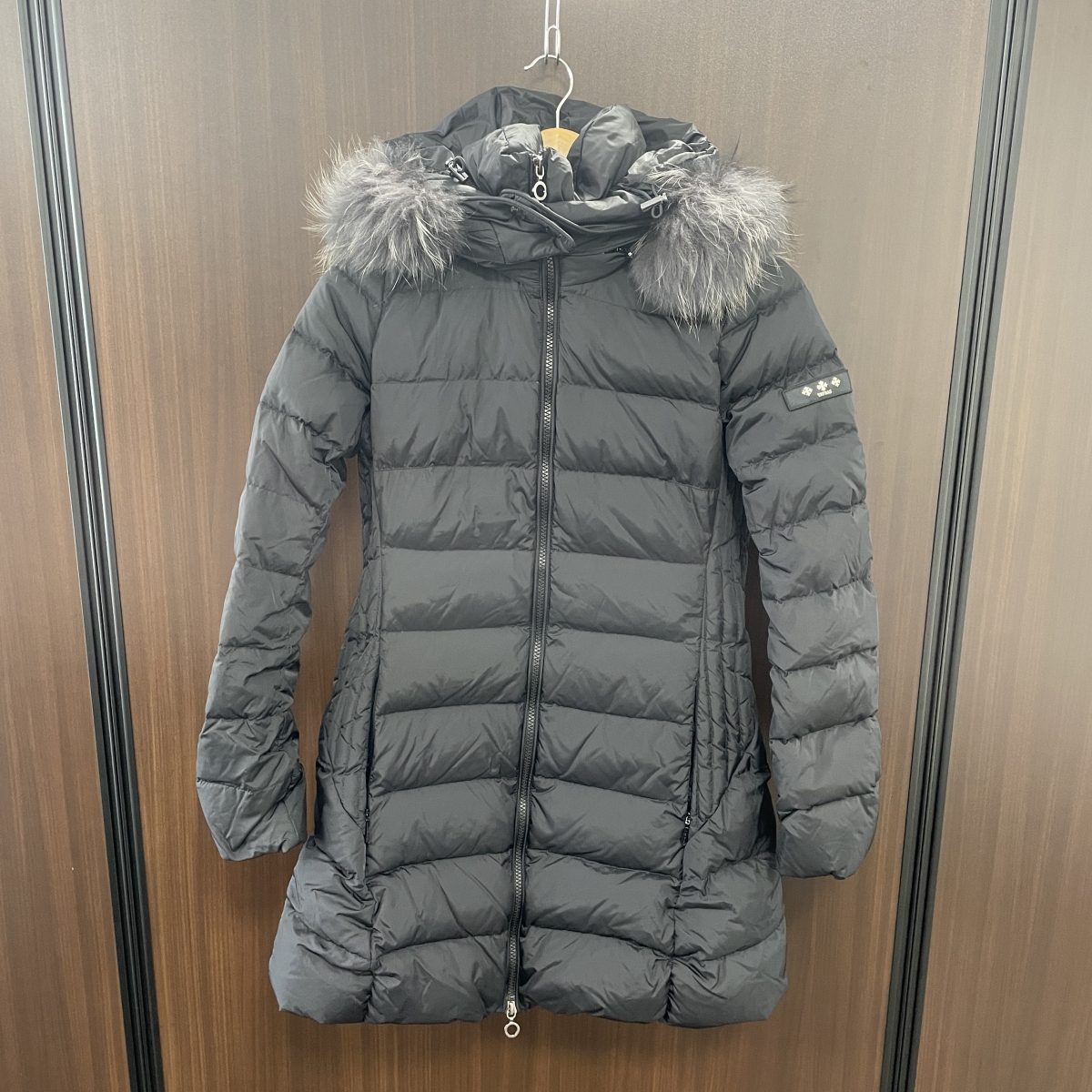 心斎橋でタトラスを買取。ブラックのファー付きダウンコート、サルマ