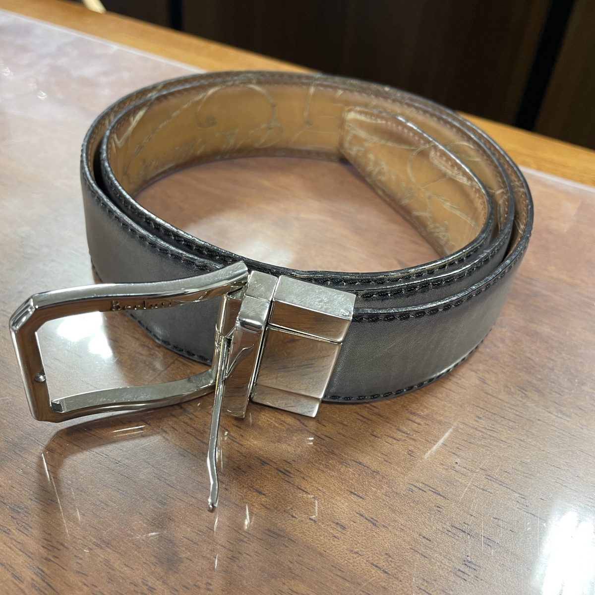 心斎橋店でベルルッティのリバーシブルベルトを買取しました。 買取 