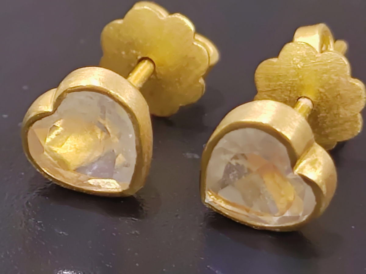 マリーエレーヌドゥタイヤックを新宿で買取。1.45ctのレインボームーン